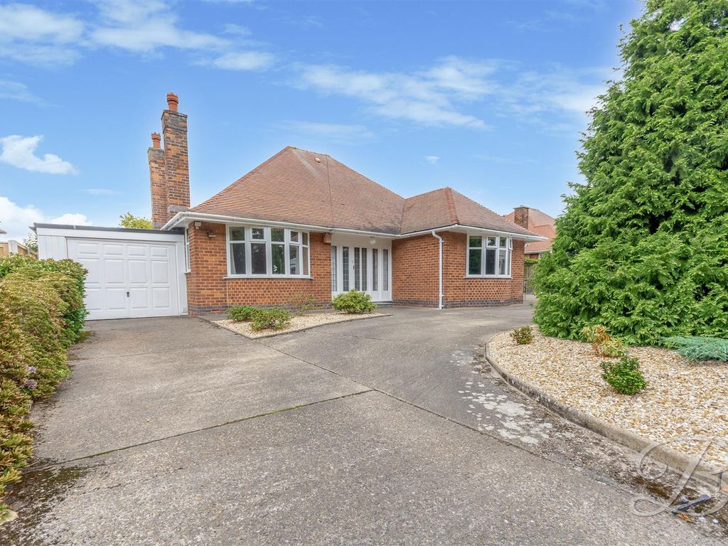 3 bed detached bungalow for sale in Oak Tree Lane, Mansfield NG18, £400,000