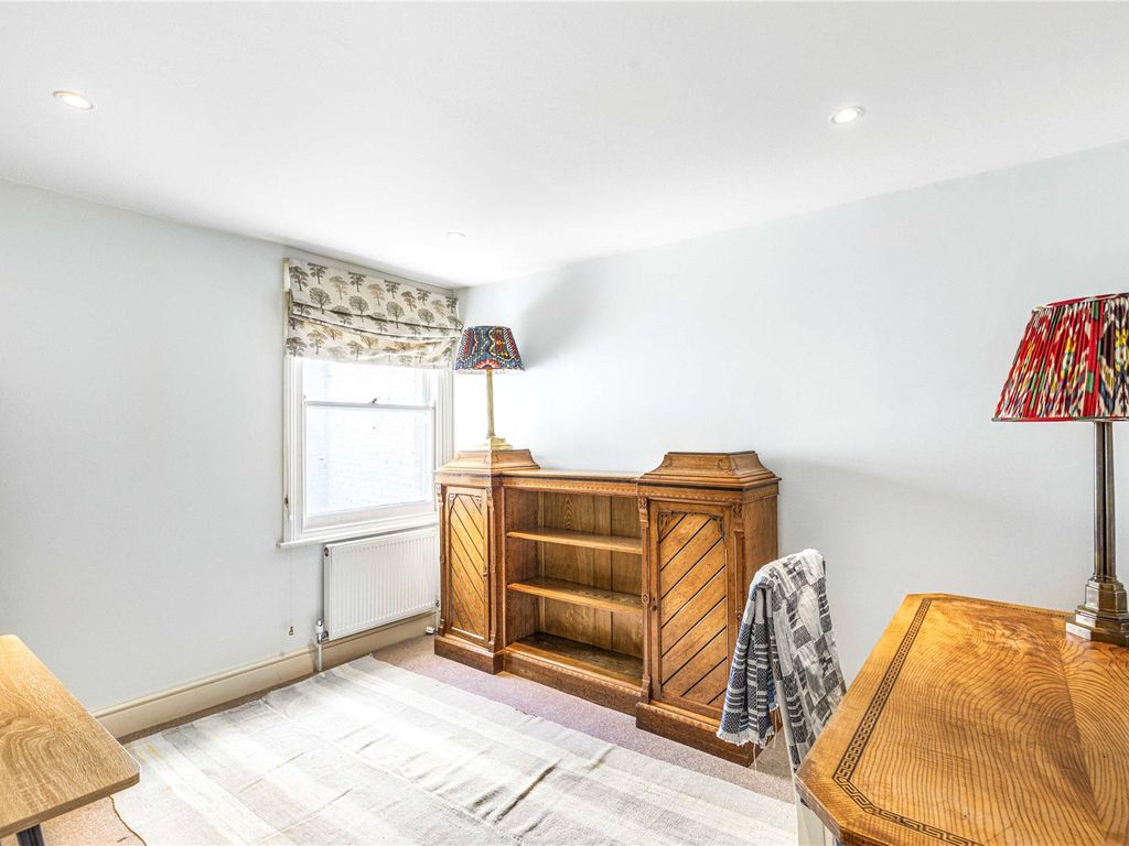 2 bed flat for sale in Dymock Street, London SW6, £725,000