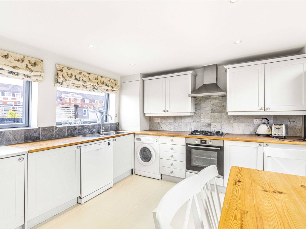 2 bed flat for sale in Dymock Street, London SW6, £725,000