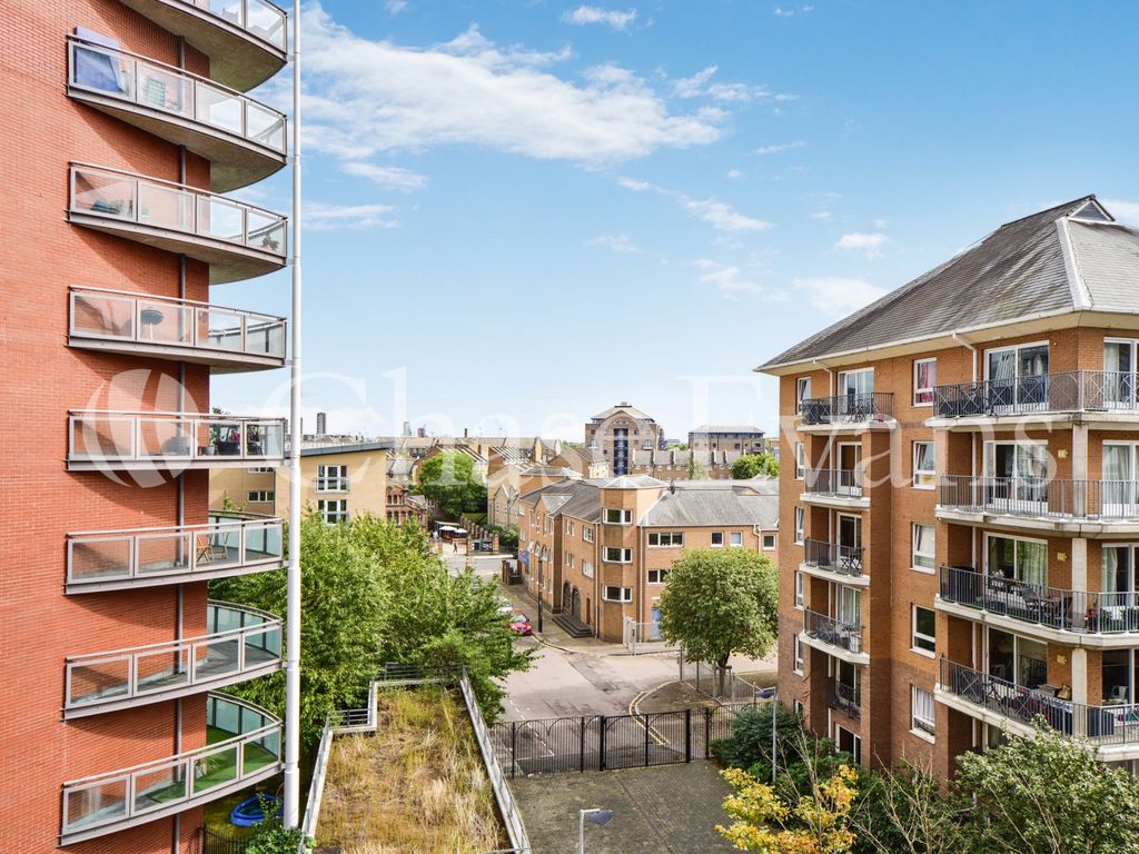 1 bed flat for sale in Orion Point, The Odyssey, Canary Wharf E14, £360,000