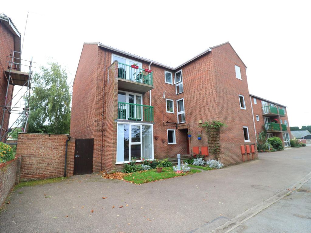 3 bed flat to rent in Fairlawns, Newmarket CB8, £1,300 pcm