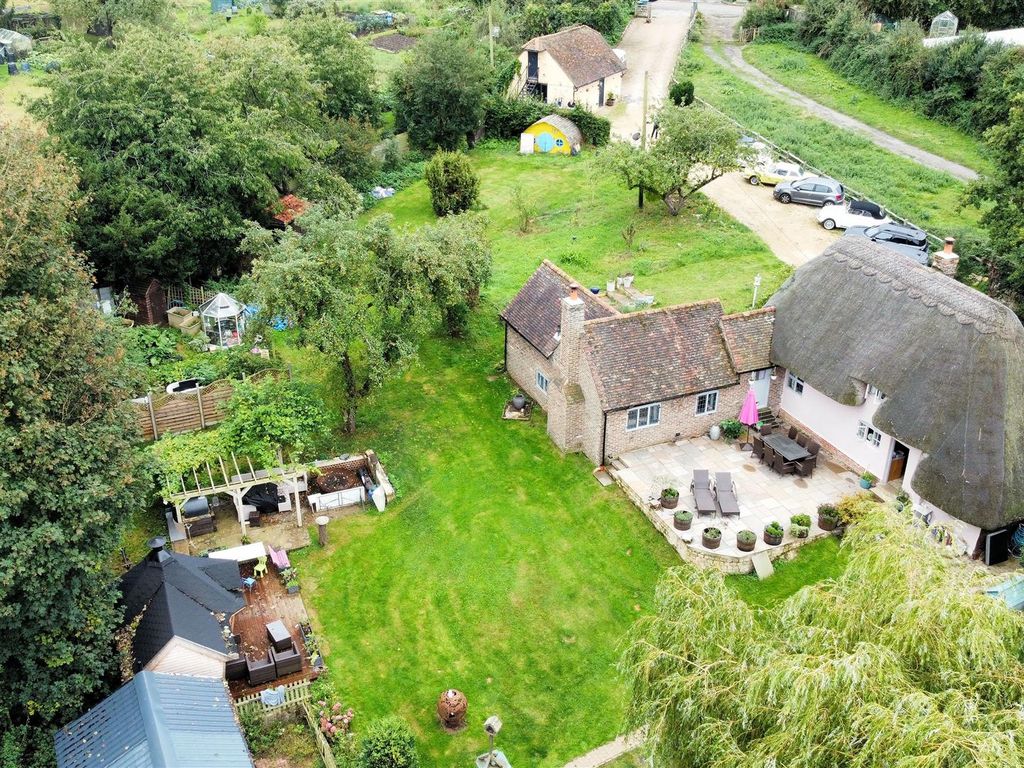 3 bed detached house for sale in Eythrope Road, Stone, Aylesbury HP17, £945,000