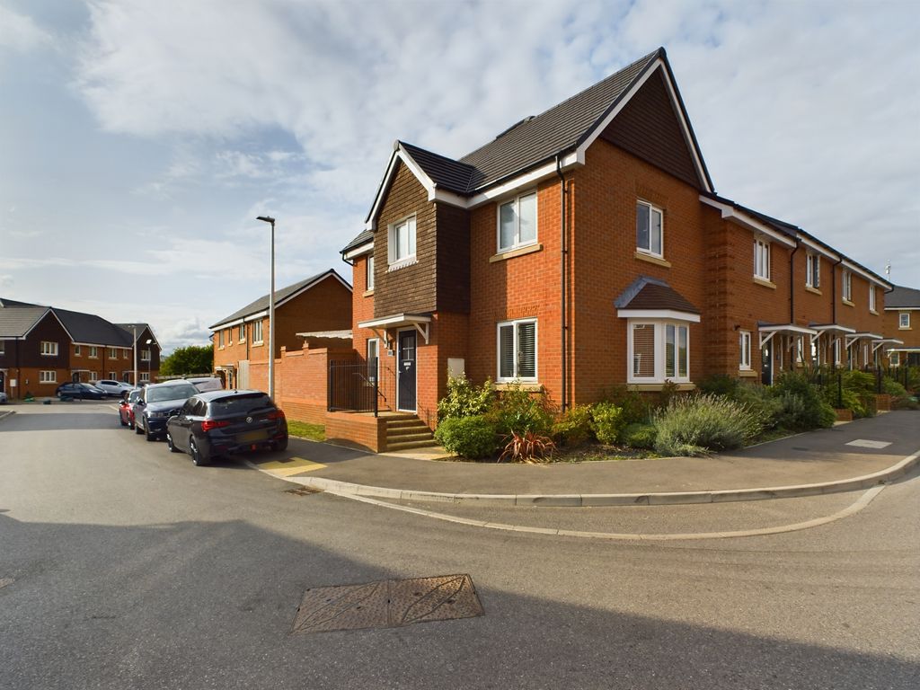 3 bed town house for sale in Honey Bee Street, Calcot, Reading RG31, £435,000