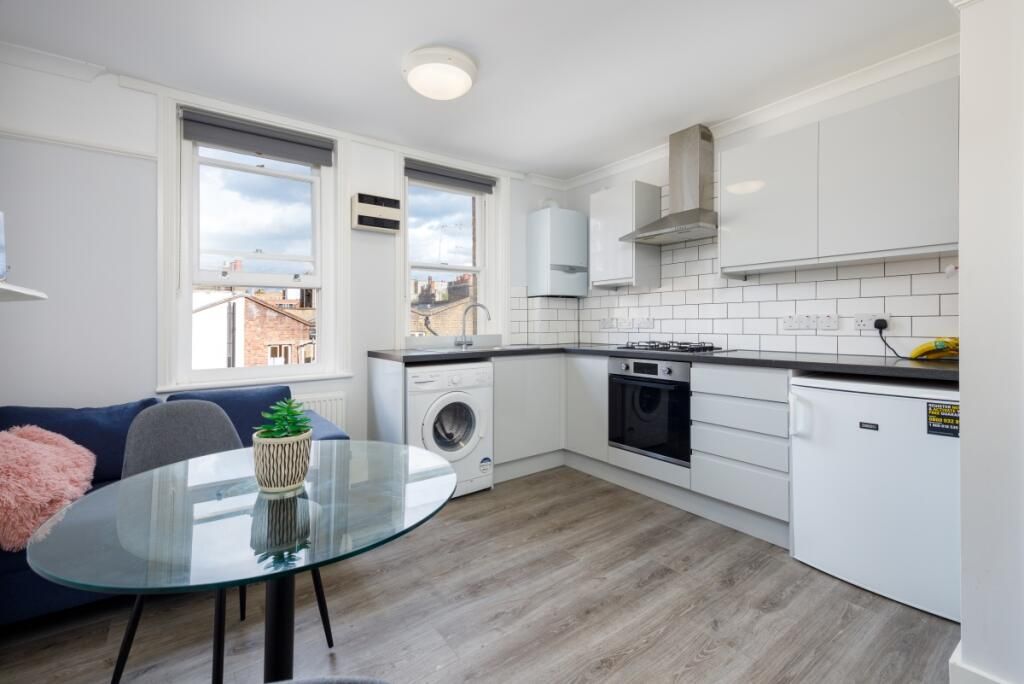 1 bed flat to rent in Cleveland Street, London W1T, £2,800 pcm