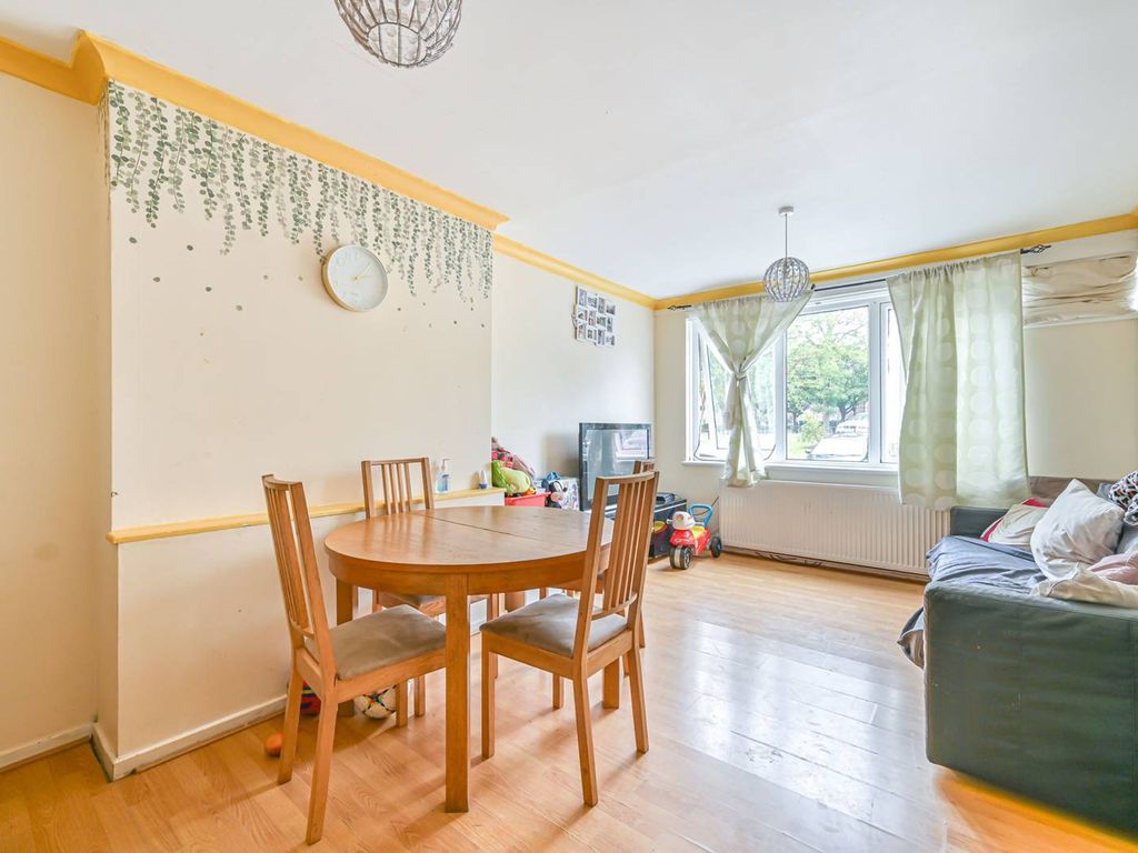 3 bed maisonette for sale in Challice Way, Brixton, London SW2, £475,000