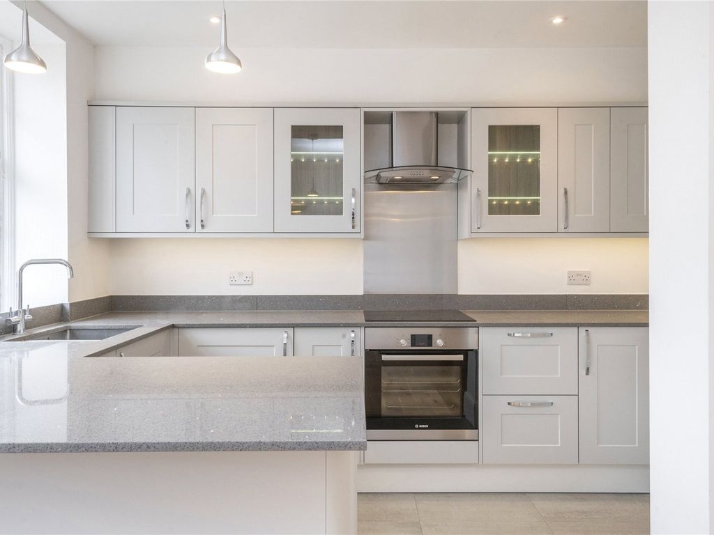 3 bed flat for sale in Hillside Court, Finchley Road NW3, £800,000