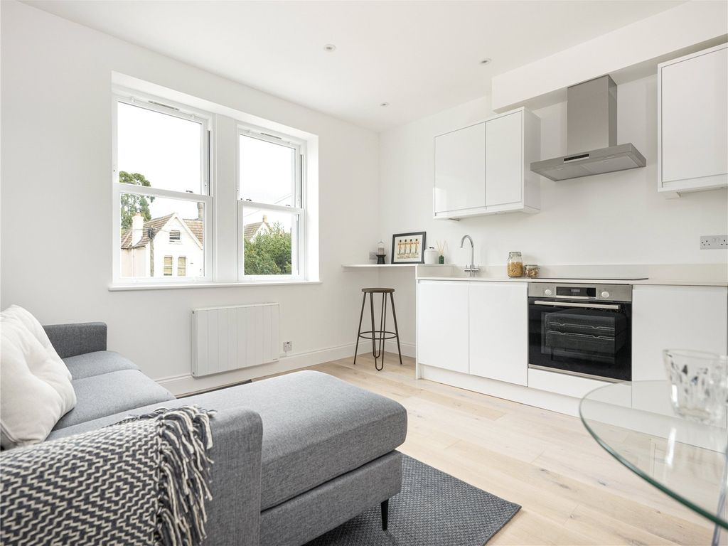 1 bed flat for sale in Hopton Road, London SW16, £315,000