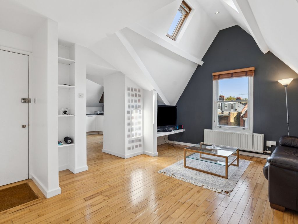 1 bed flat for sale in Cavendish Road, London SW12, £425,000