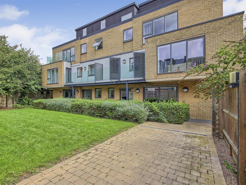 3 bed flat for sale in Springfield Road, Cambridge CB4, £675,000
