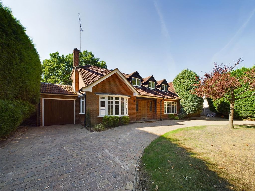 7 bed property to rent in Barham Close, Weybridge KT13, £4,995 pcm