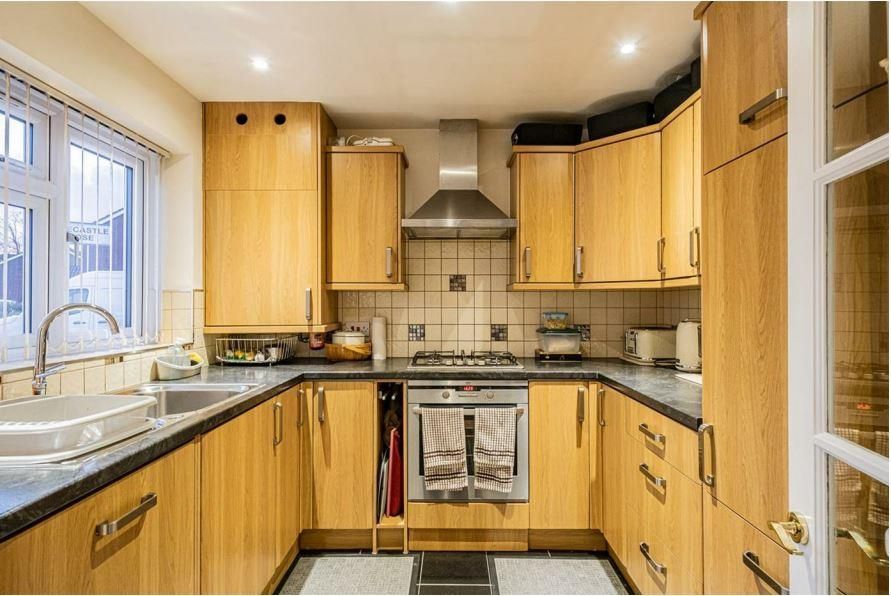 4 bed property for sale in Braunston Drive, Hayes UB4, £695,000