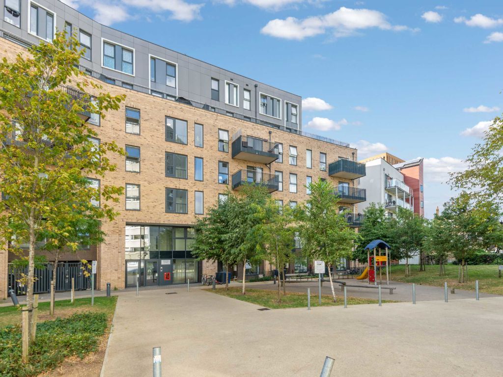 2 bed flat for sale in Trinity Way, London W3, £500,000