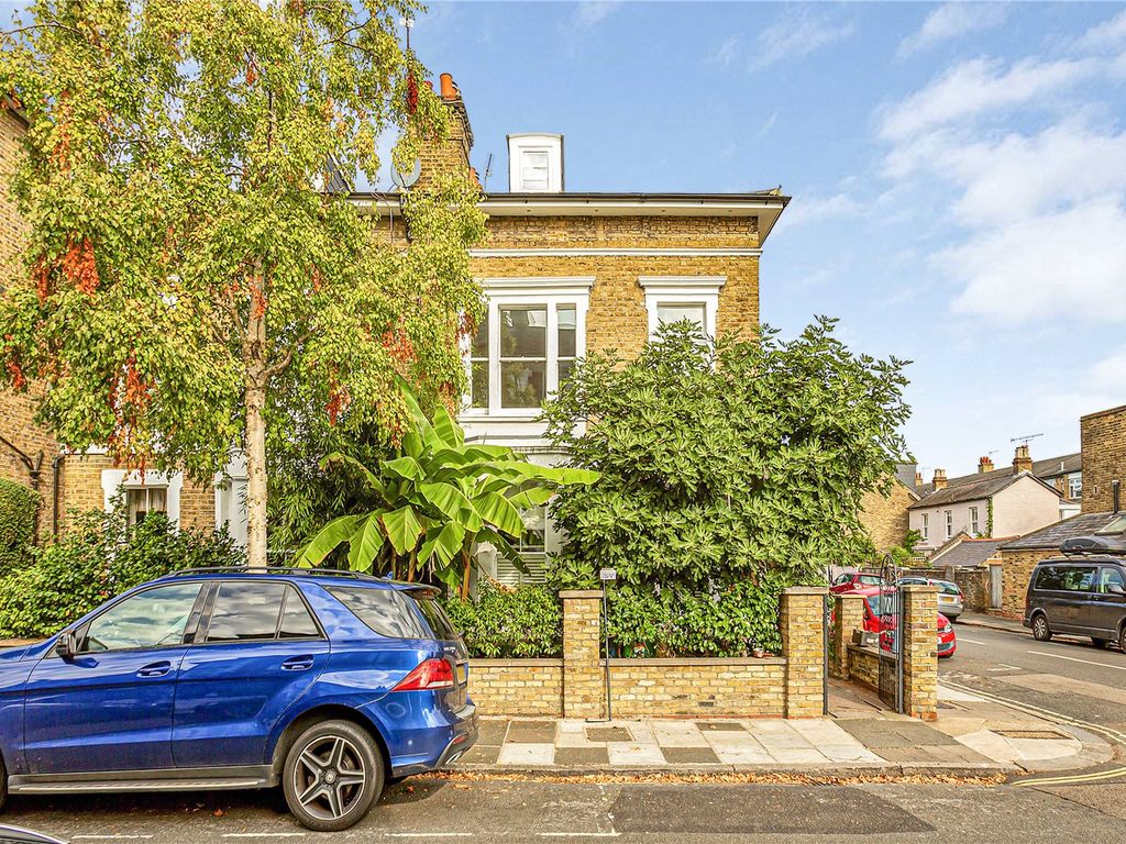 2 bed flat for sale in Cleveland Road, London SW13, £750,000