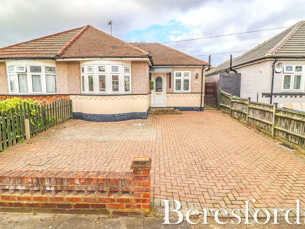 2 bed bungalow for sale in Chelmsford Drive, Upminster RM14, £425,000