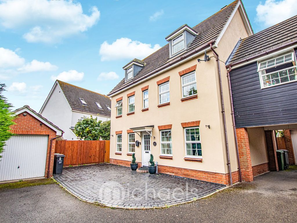 5 bed link-detached house for sale in Black Bread Close, Braintree CM7, £500,000