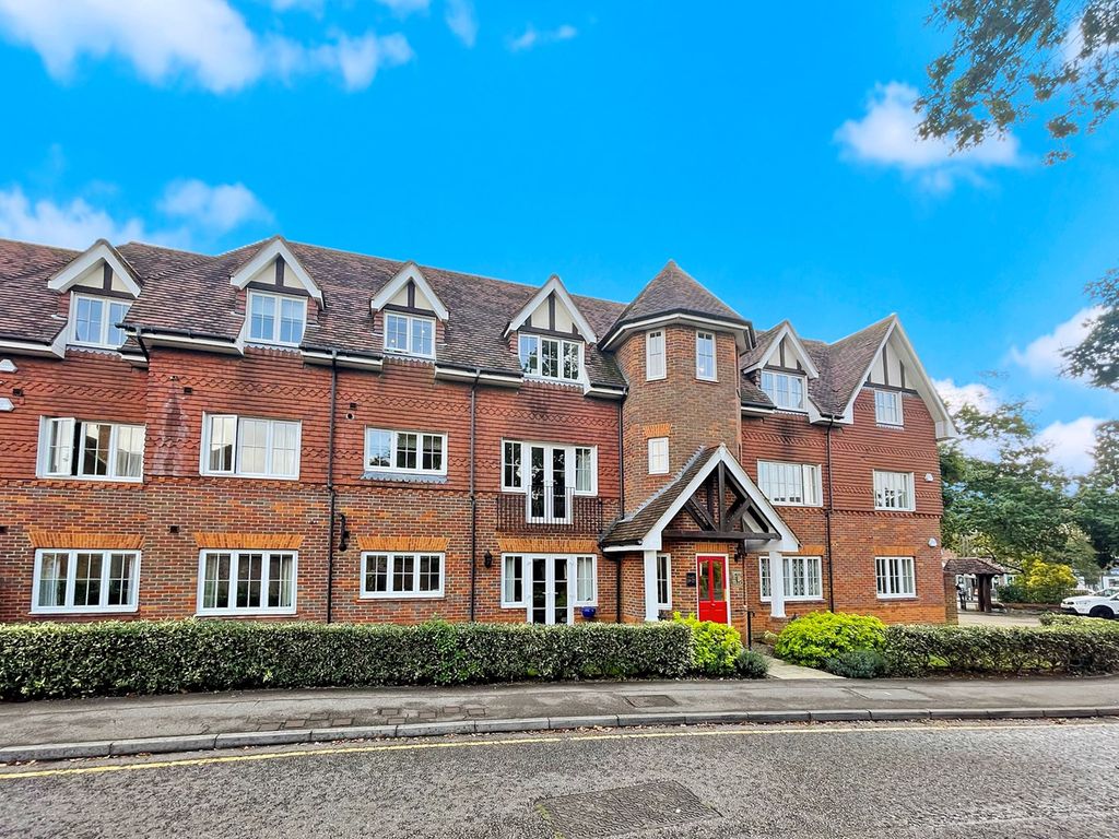 2 bed flat for sale in Oakfield Close, Amersham HP6, £695,000