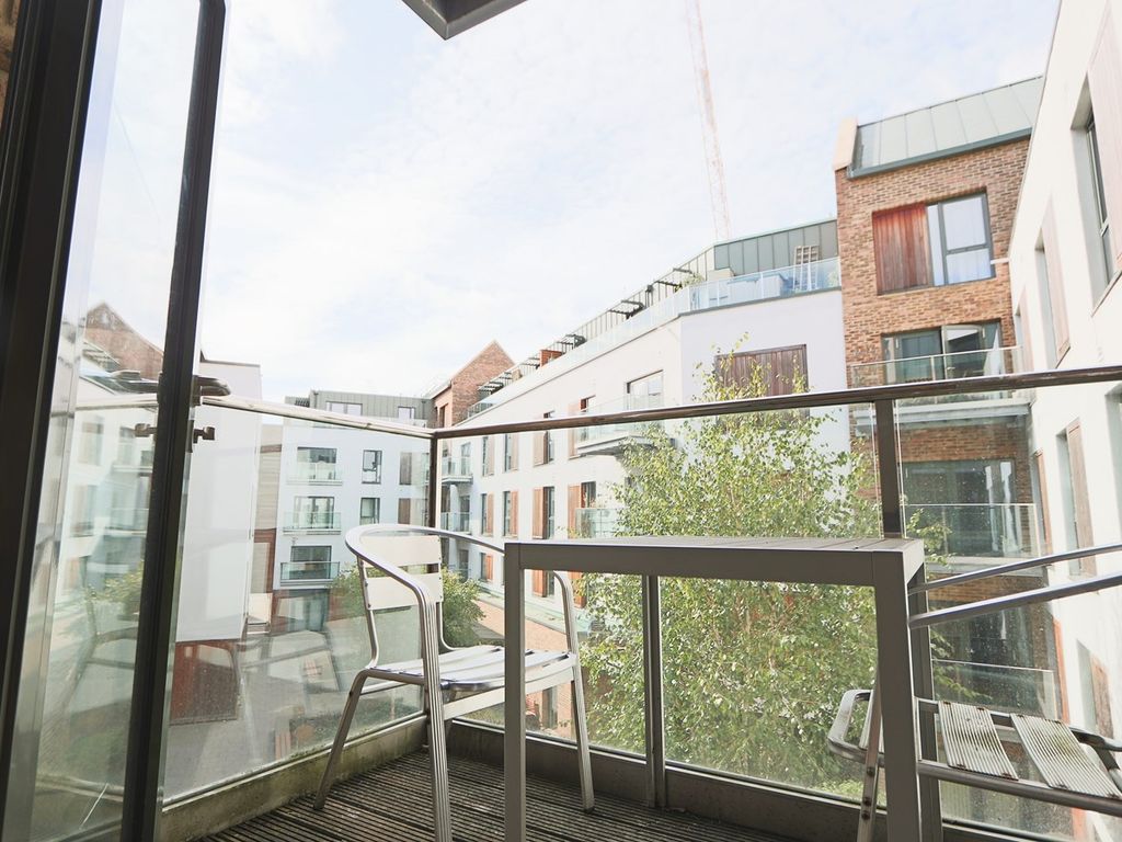 2 bed flat to rent in Gaol Ferry Steps, Bristol BS1, £2,800 pcm