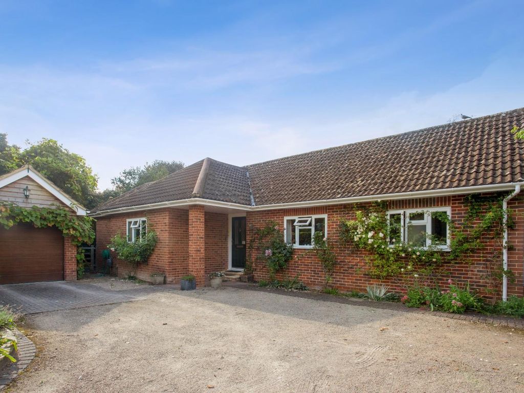 3 bed detached bungalow for sale in High Street, Pitton, Salisbury SP5, £495,000
