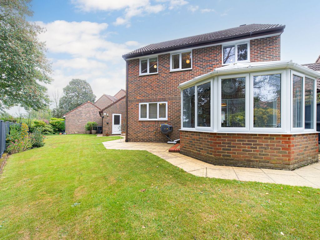 4 bed detached house for sale in Canon Woods Way, Kennington TN24, £525,000