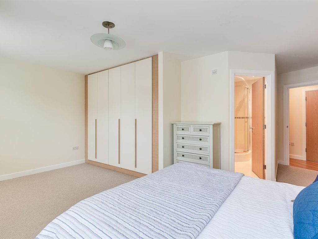 2 bed flat for sale in Acton Lane, London W4, £550,000