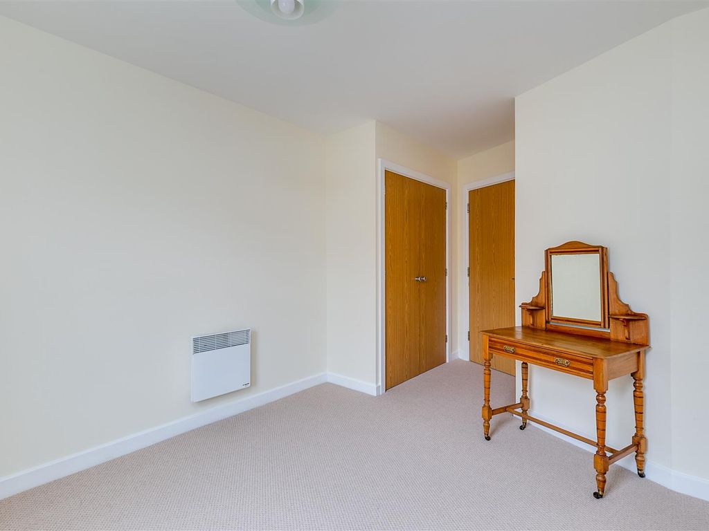 2 bed flat for sale in Acton Lane, London W4, £550,000