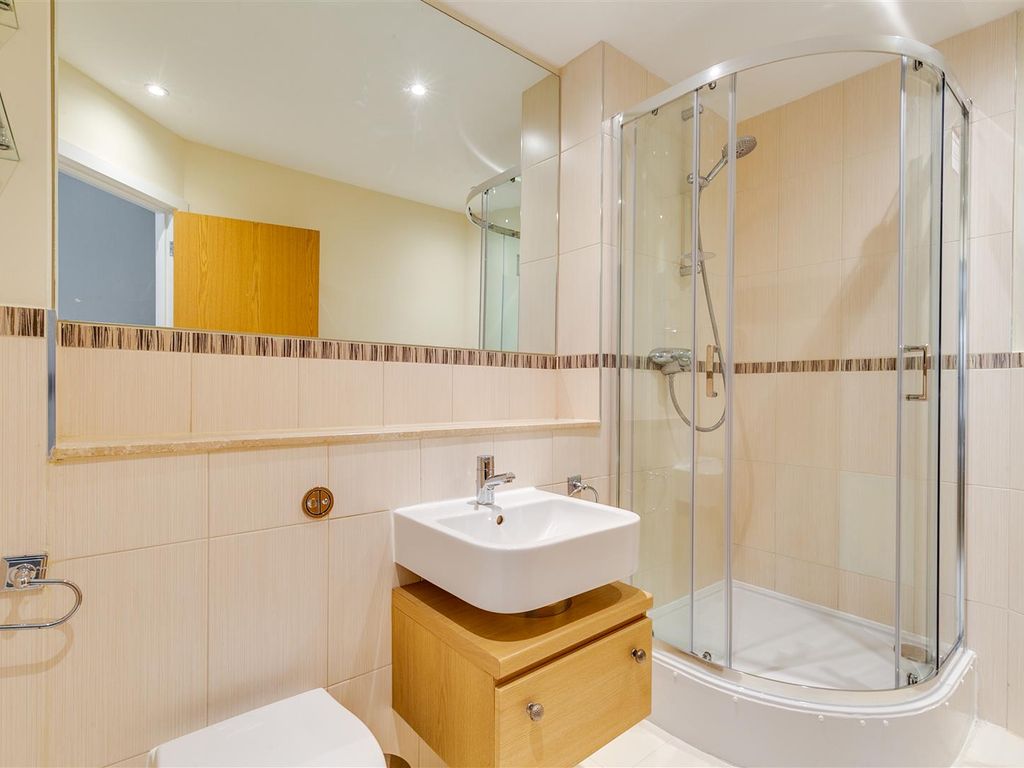 2 bed flat for sale in Acton Lane, London W4, £550,000