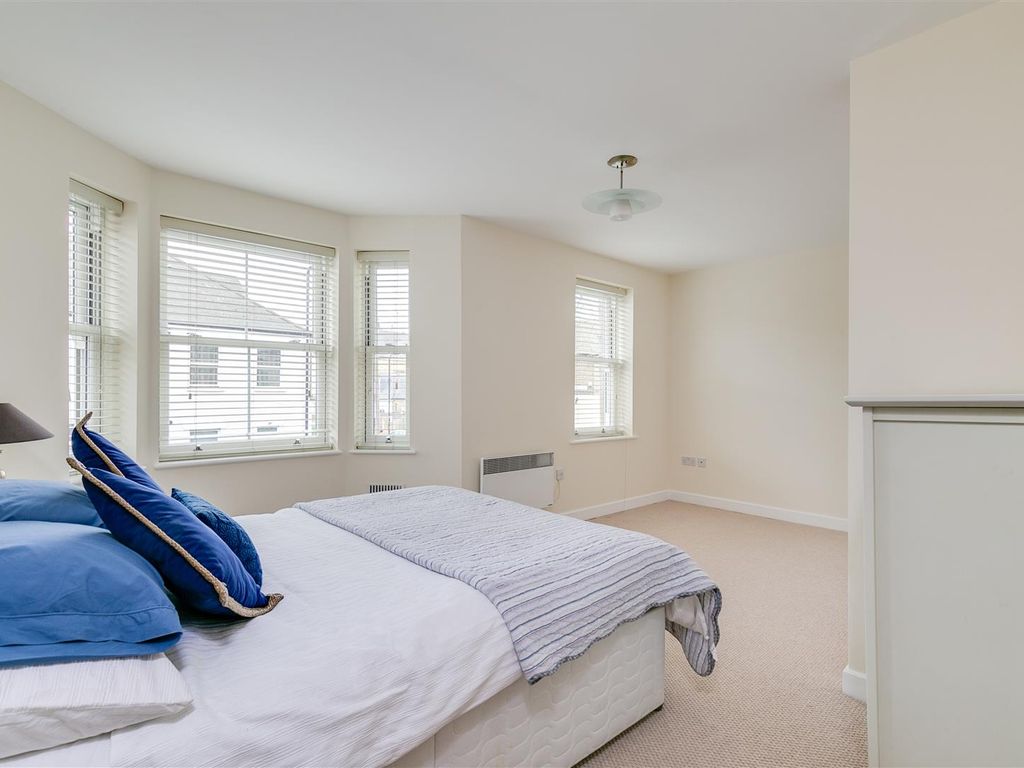 2 bed flat for sale in Acton Lane, London W4, £550,000