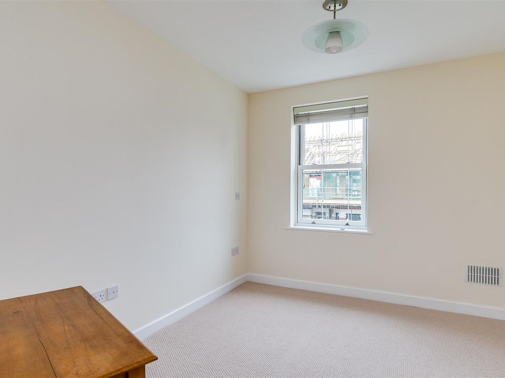 2 bed flat for sale in Acton Lane, London W4, £550,000