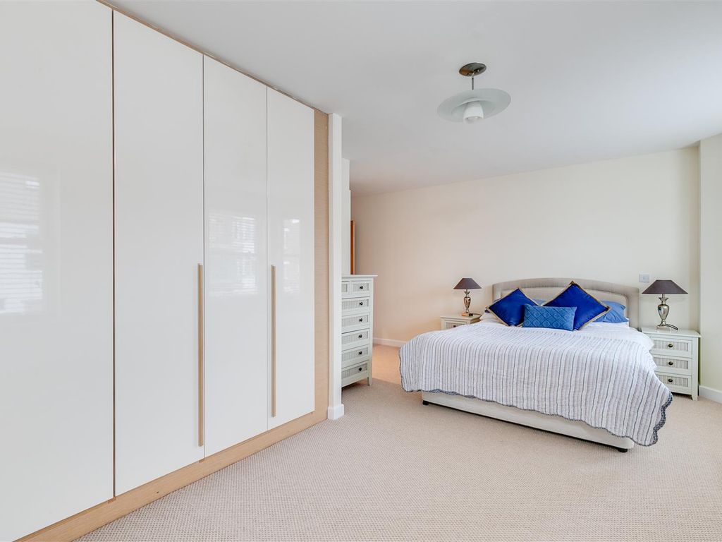 2 bed flat for sale in Acton Lane, London W4, £550,000