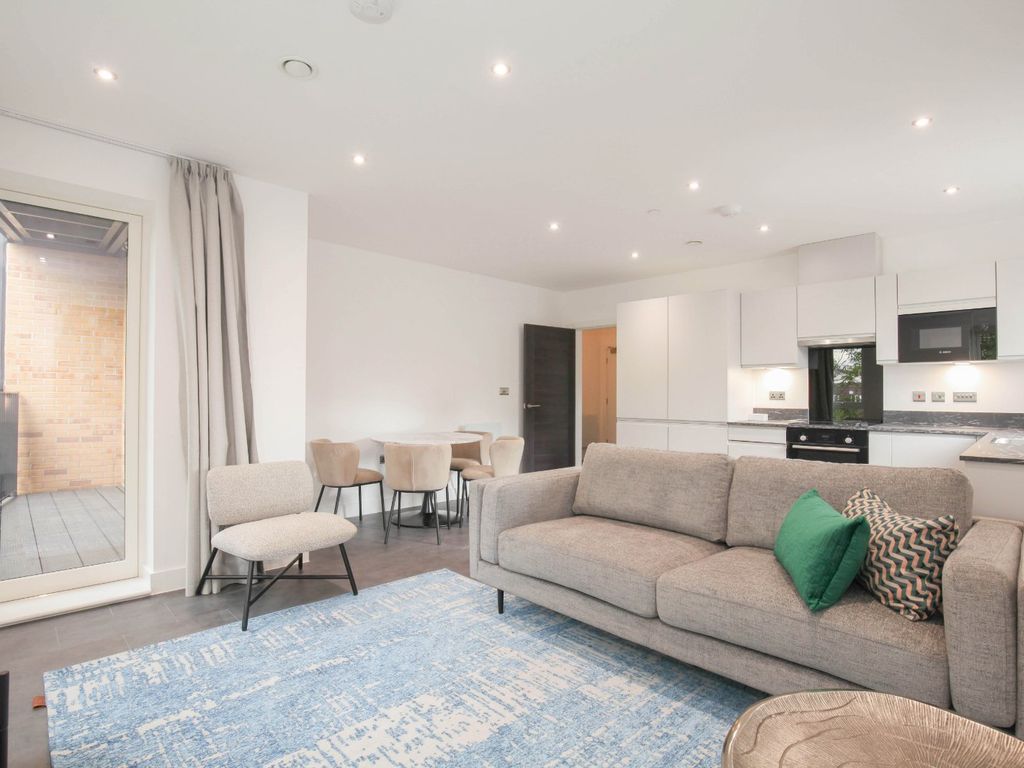 2 bed flat to rent in 56A Kew Bridge Road, Brentford TW8, £2,000 pcm