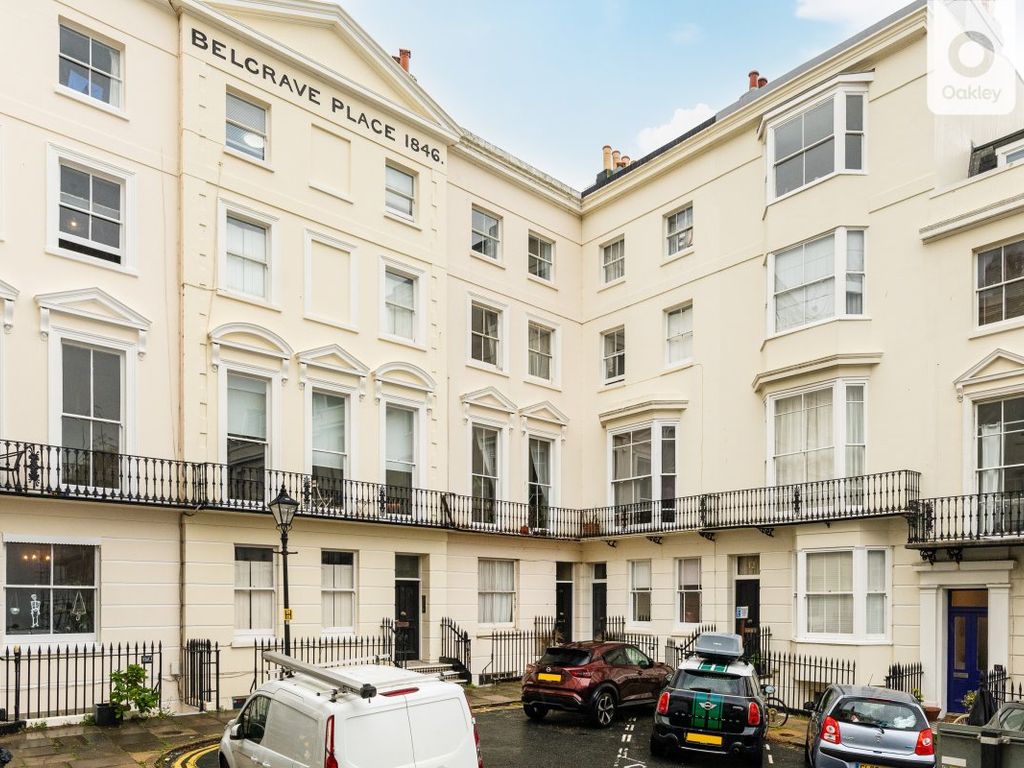 3 bed flat to rent in Belgrave Place, Brighton BN2, £2,250 pcm