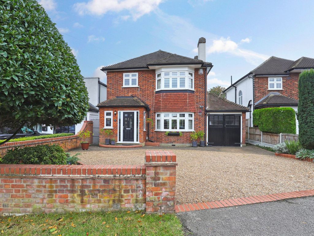 3 bed detached house for sale in Farm Way, Buckhurst Hill IG9, £985,000