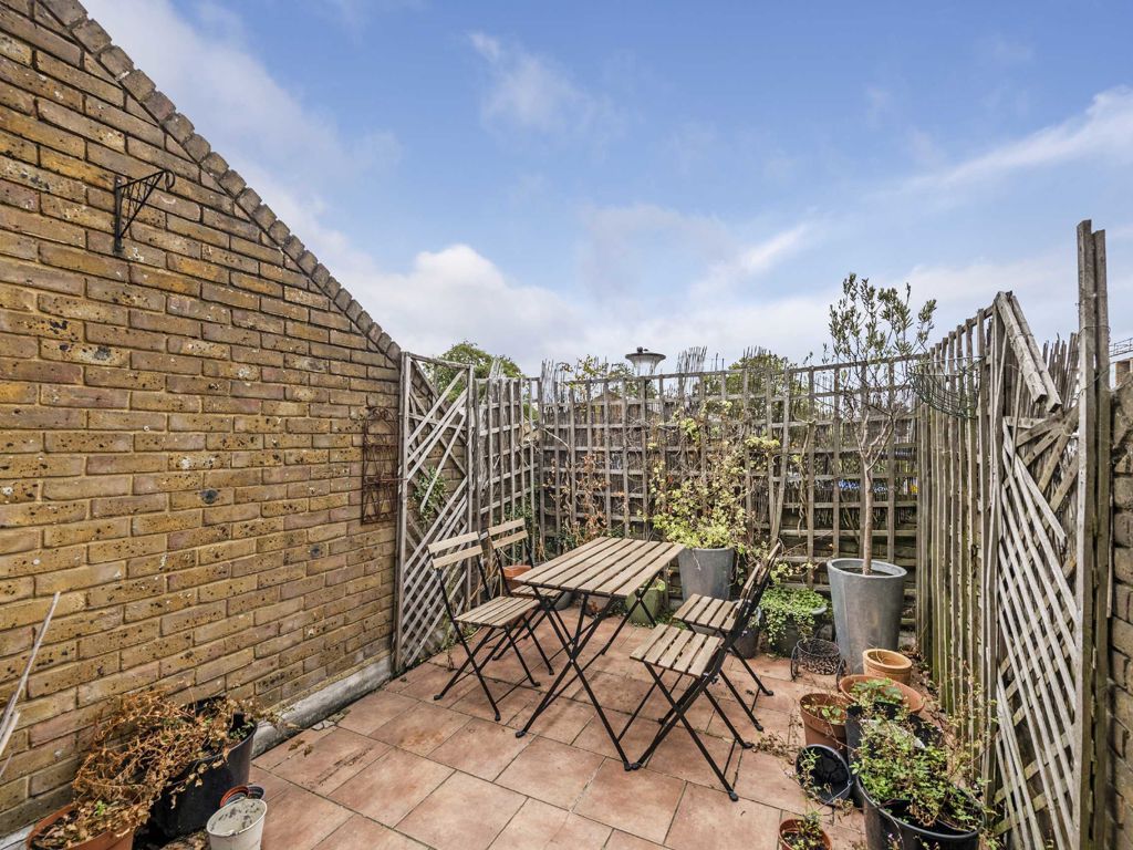 1 bed flat for sale in Samuel Close, Pownall Road, London E8, £420,000