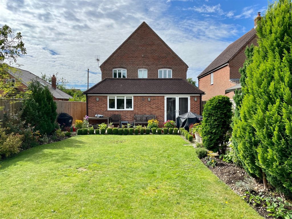 4 bed detached house for sale in Broad Lane, Upper Bucklebury, Reading RG7, £875,000
