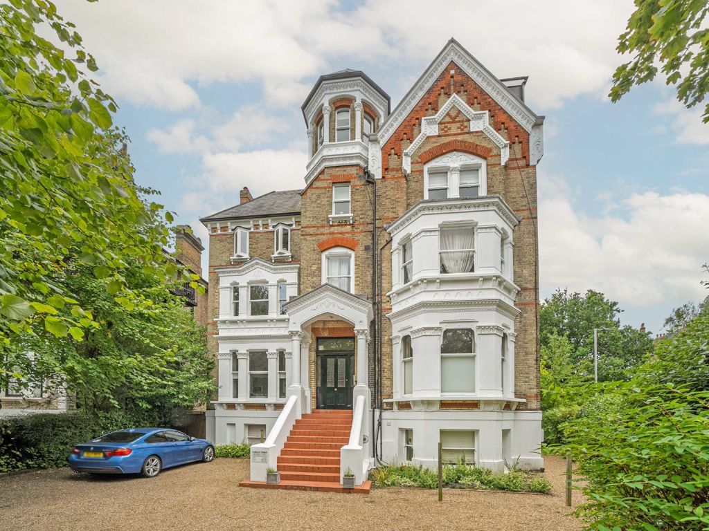 2 bed flat for sale in Langley Road, Surbiton KT6, £475,000