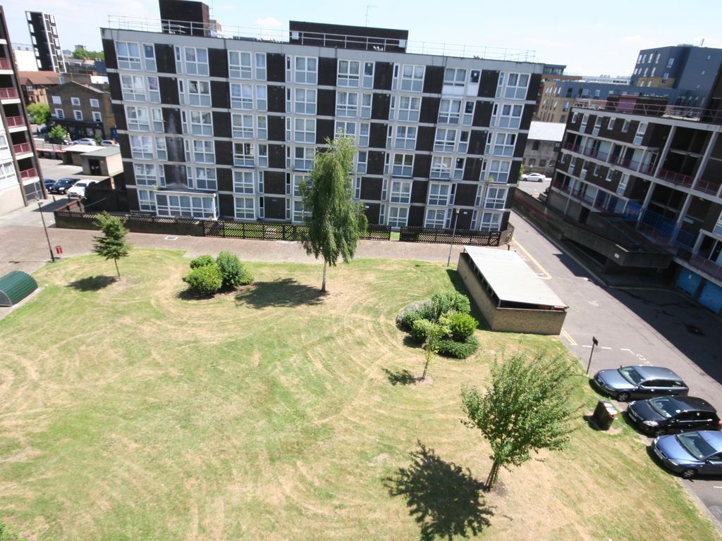 3 bed maisonette for sale in De Beauvoir Road, London N1, £550,000