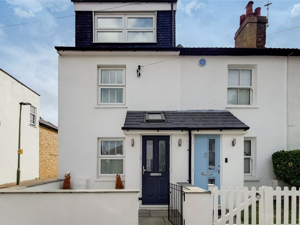4 bed end terrace house for sale in Palace Road, Bromley BR1, £550,000