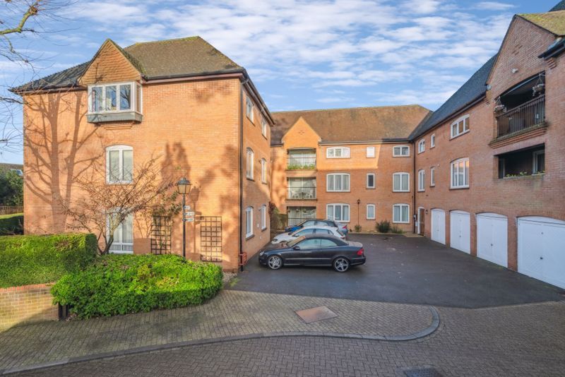 3 bed flat for sale in Reynolds Road, Beaconsfield HP9, £775,000