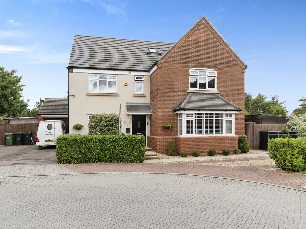6 bed detached house for sale in Redwing Croft, Lower Stondon, Henlow SG16, £825,000
