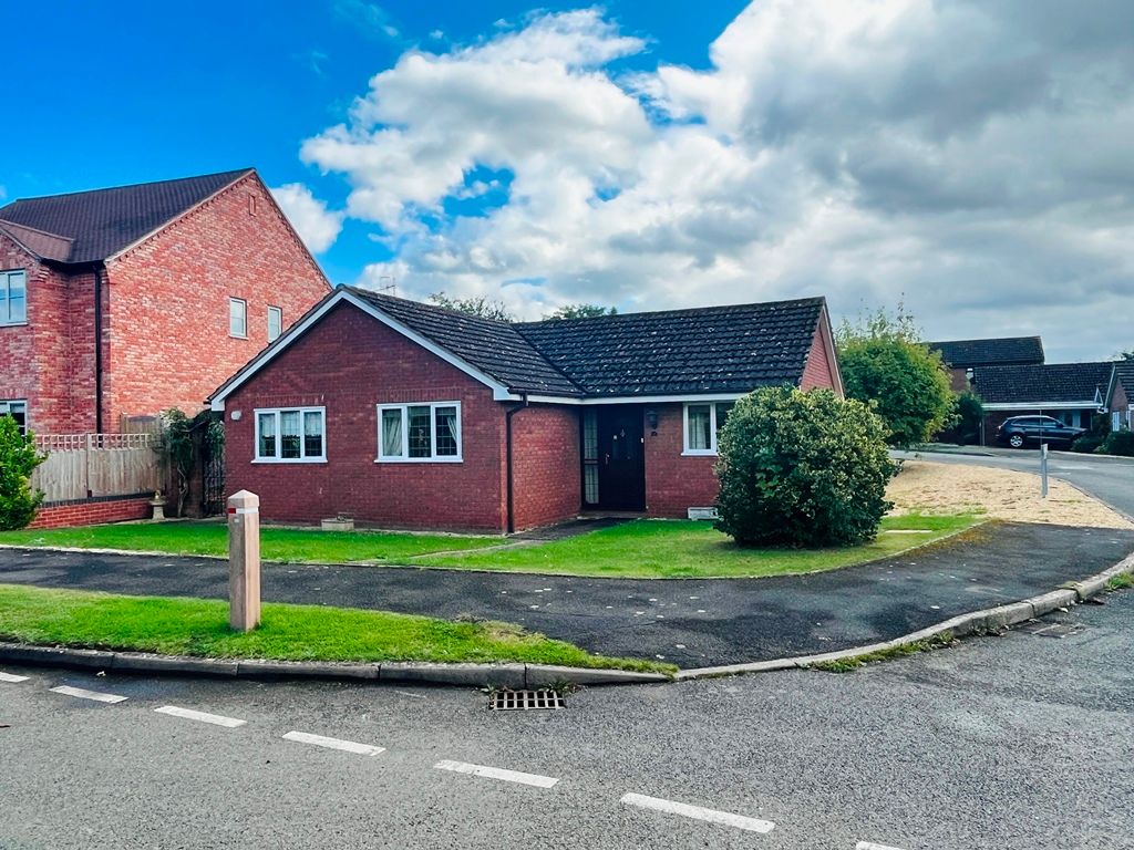 3 bed detached bungalow for sale in Badsey Fields Lane, Evesham WR11, £450,000