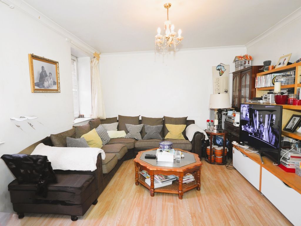 2 bed flat for sale in Valerian Way, Stratford E15, £345,000