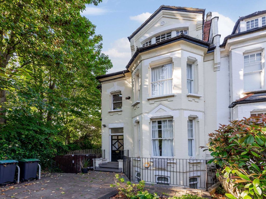 2 bed flat for sale in Avenue Road, London N6, £575,000