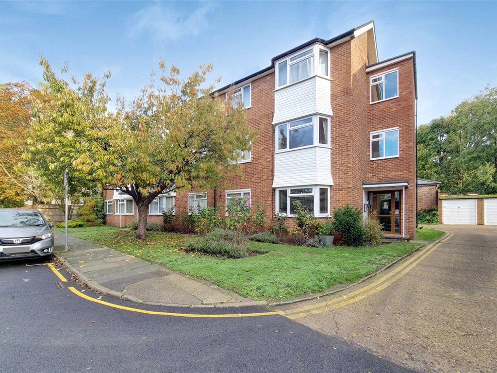 2 bed flat for sale in Kingswood Close, Surbiton KT6, £375,000