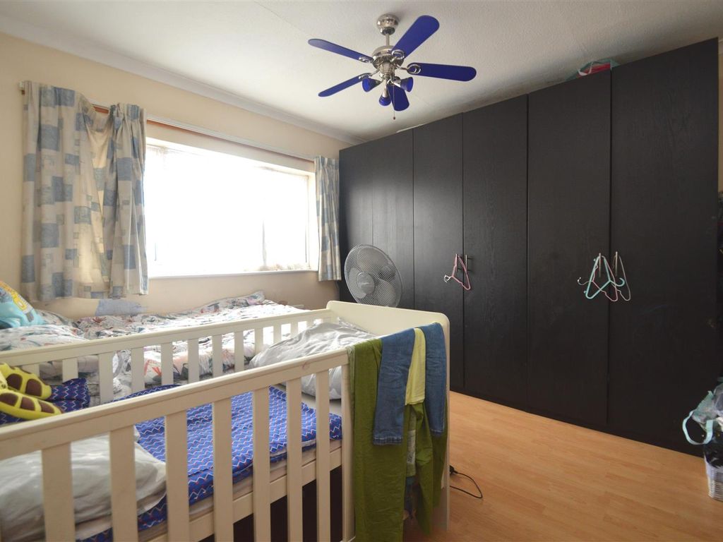 3 bed property for sale in Quebec Road, Ilford IG2, £550,000