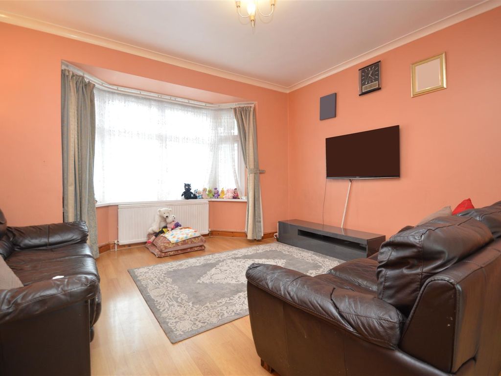 3 bed property for sale in Quebec Road, Ilford IG2, £550,000