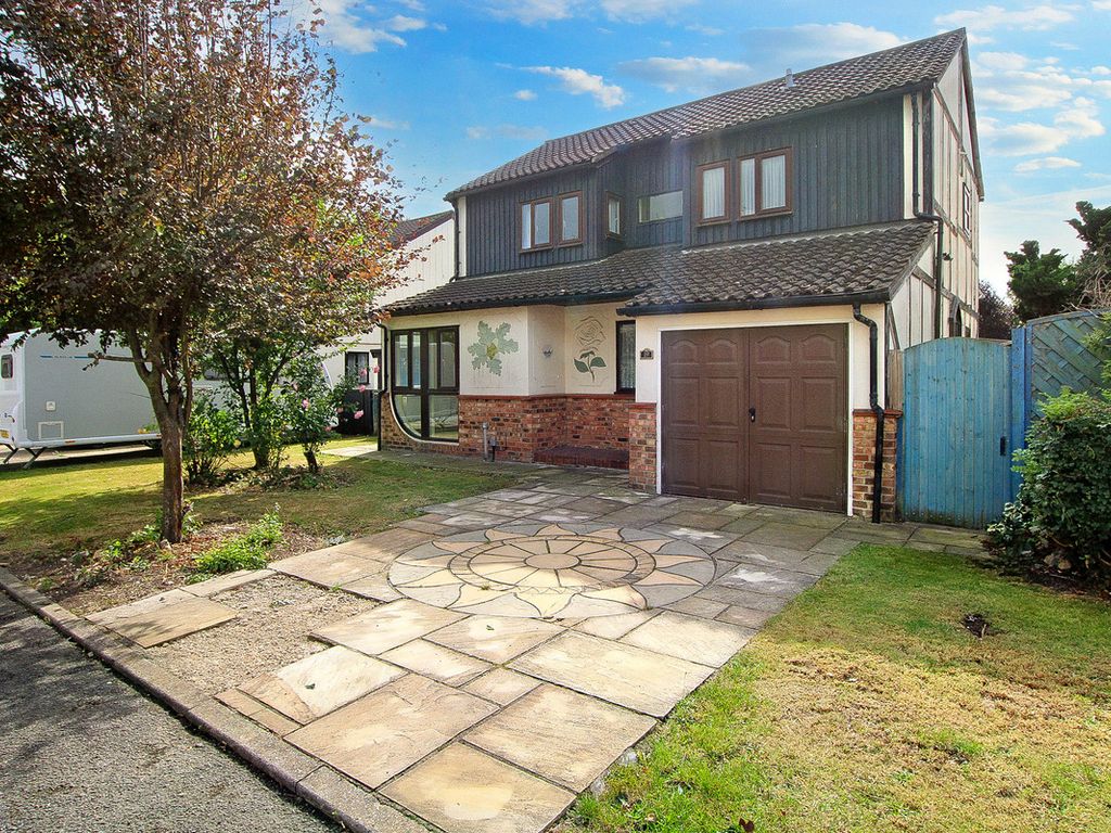 4 bed detached house for sale in Ilmington Drive, Basildon SS13, £425,000