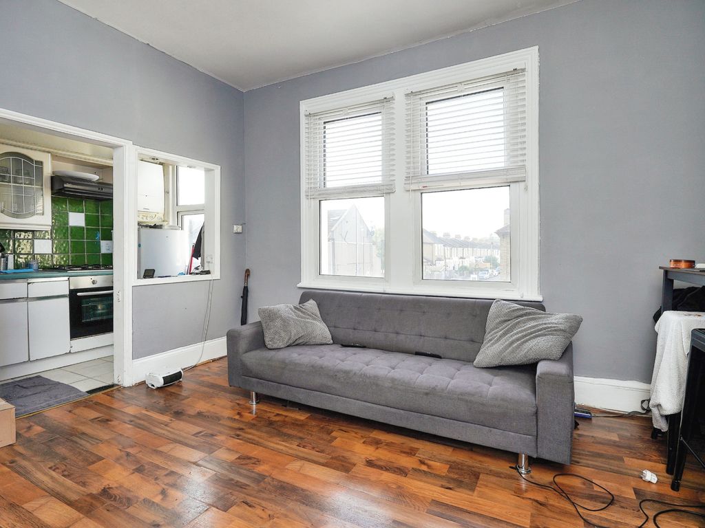 2 bed flat for sale in Brownhill Road, London SE6, £300,000