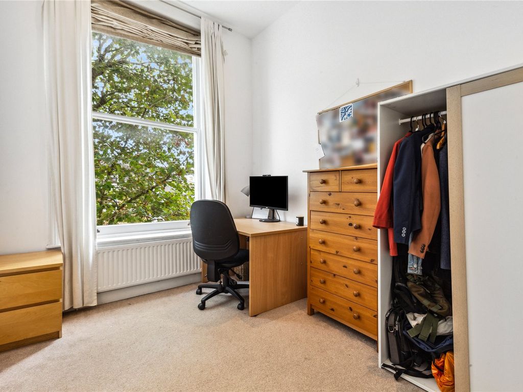 2 bed flat for sale in Lansdowne Gardens, London SW8, £530,000