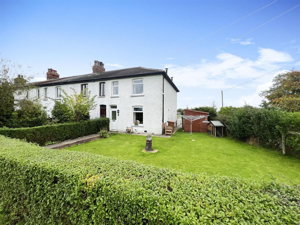 3 bed equestrian property for sale in Inglewhite Road, Goosnargh, Preston PR3, £525,000