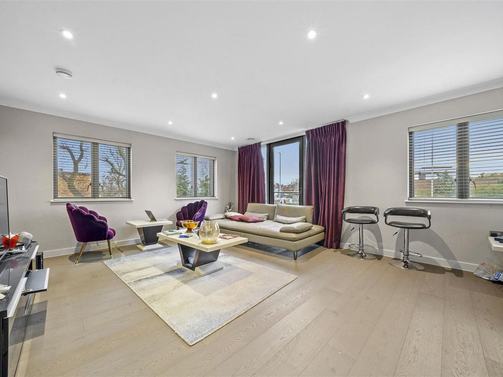 3 bed flat for sale in London NW4, £615,000